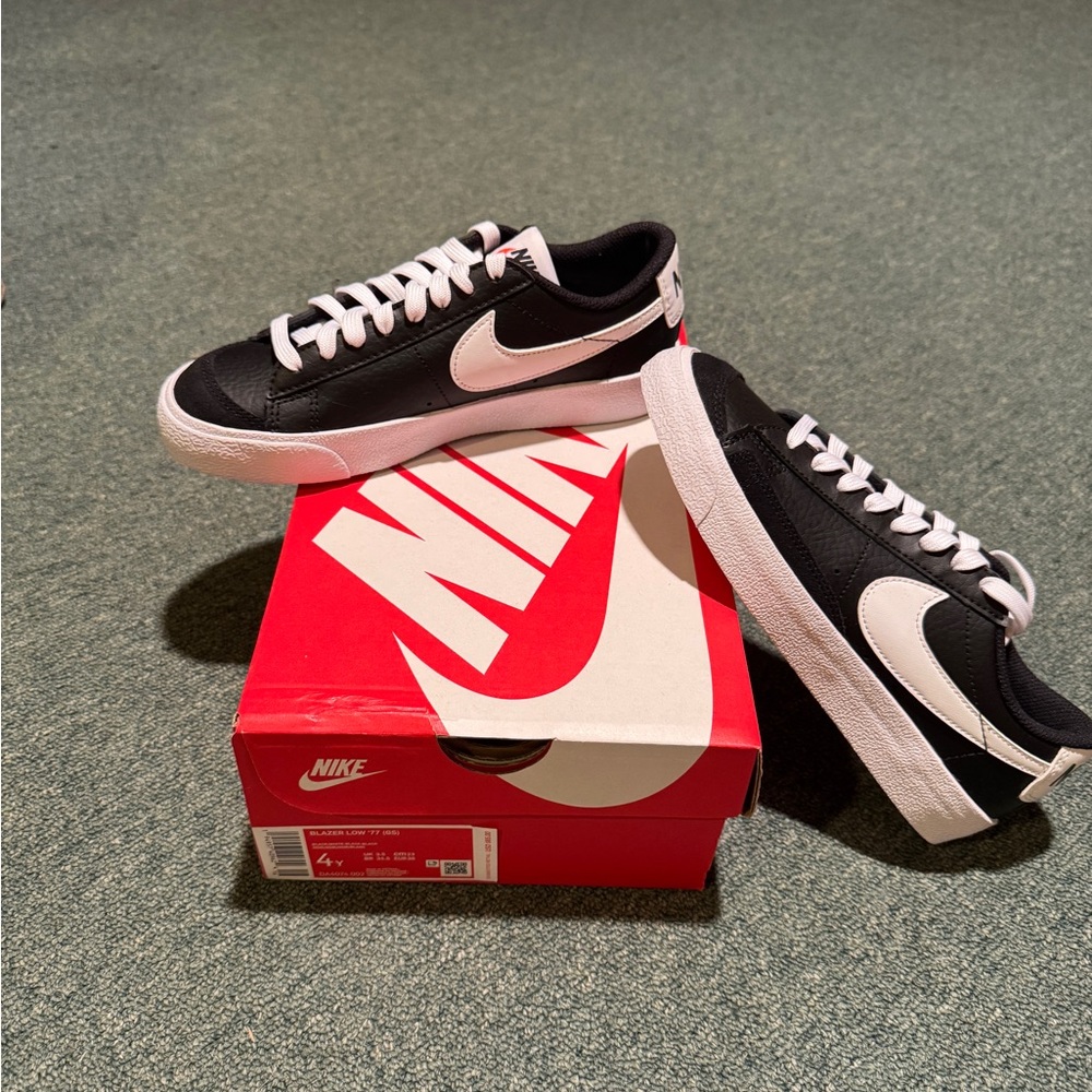 Nike Blazer Low '77 GS in Black and White NIB
